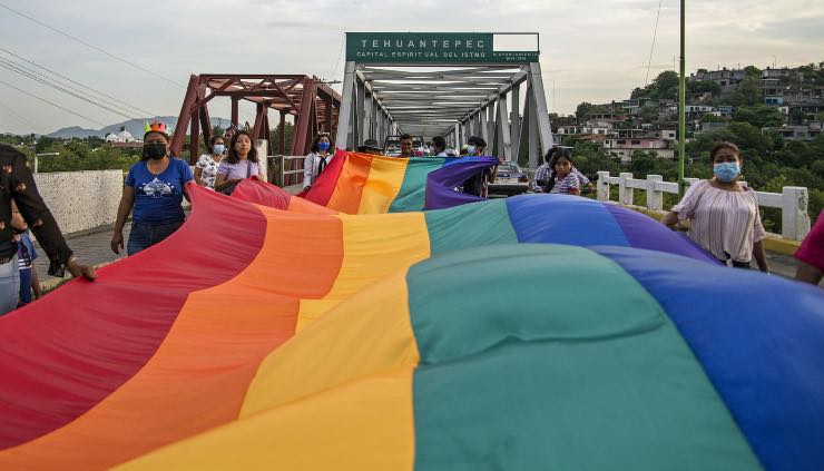 Bandiera arcobaleno, corteo