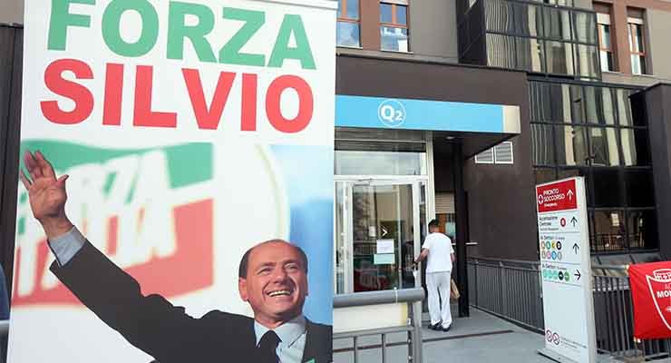Cartellone per Silvio Berlusconi fuori dall'ospedale