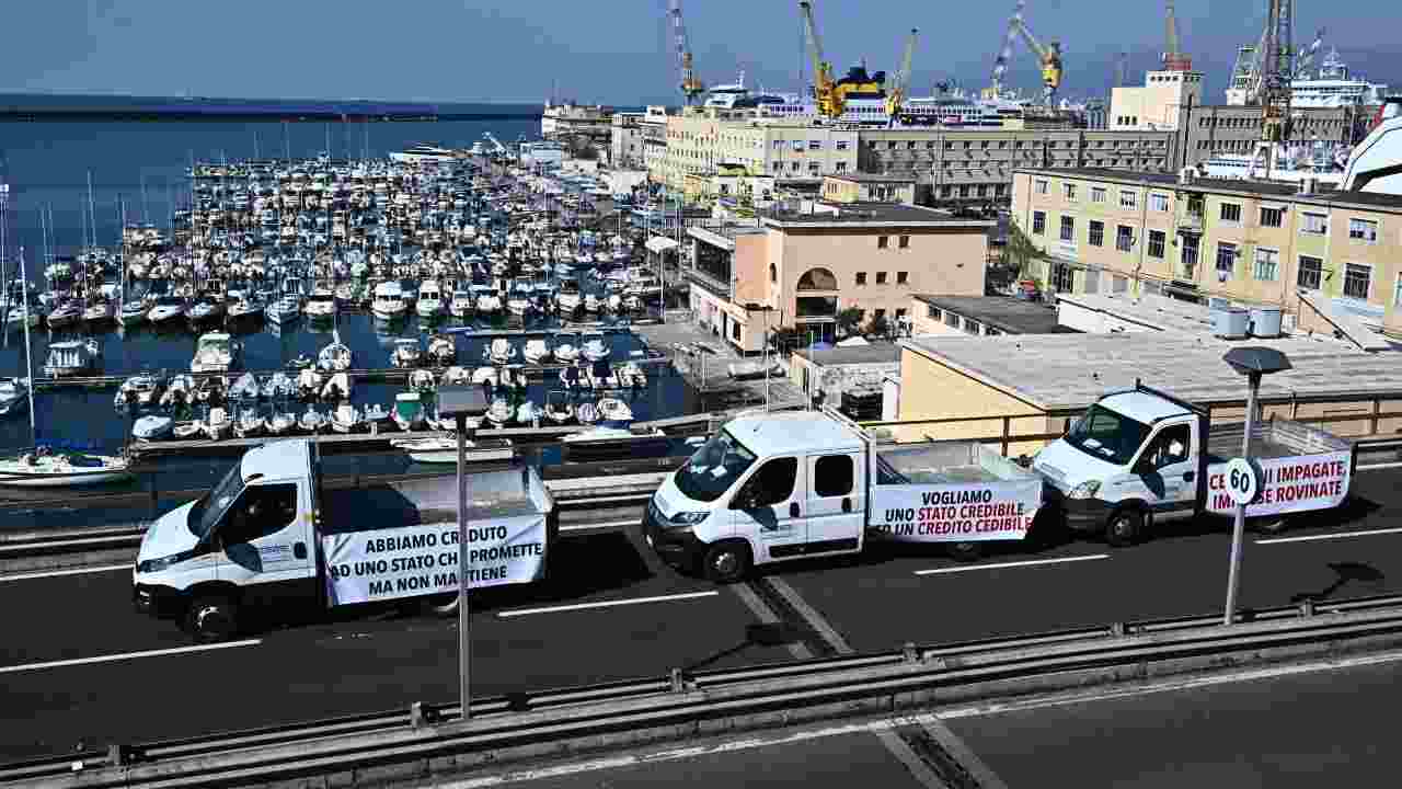 Corteo di mezzi a Genova