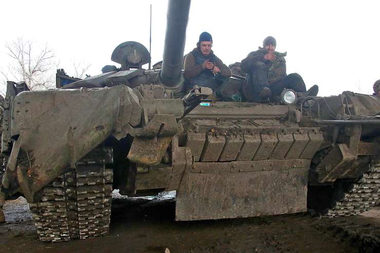 Soldati su un carro armato