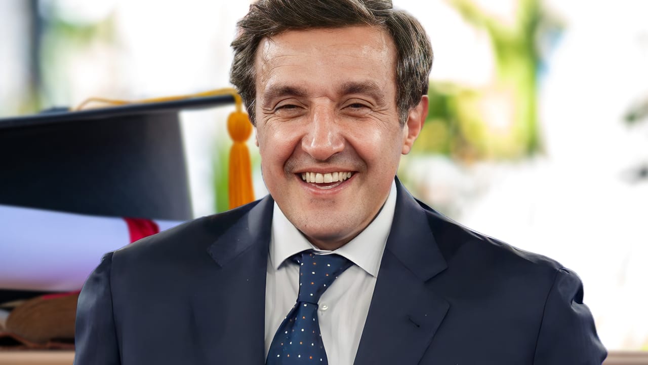 Flavio Insinna titolo di studio