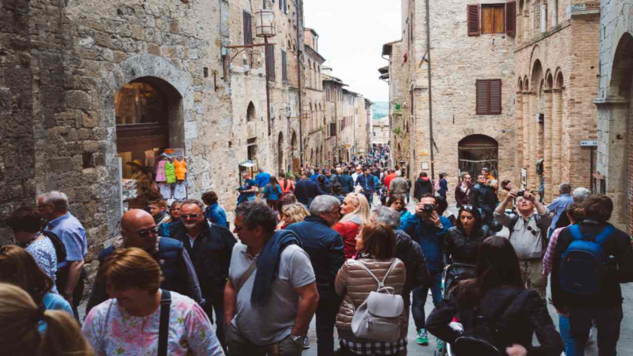 Folla di turisti in Italia