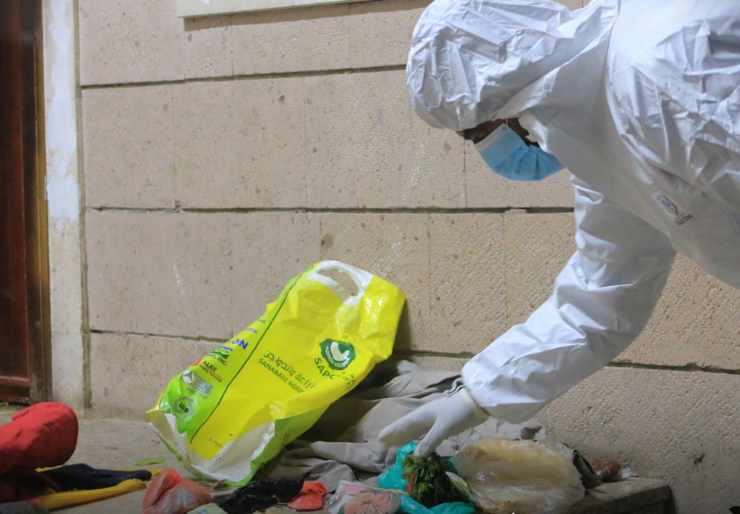 Funzionario a lavoro nella zona della tragedia