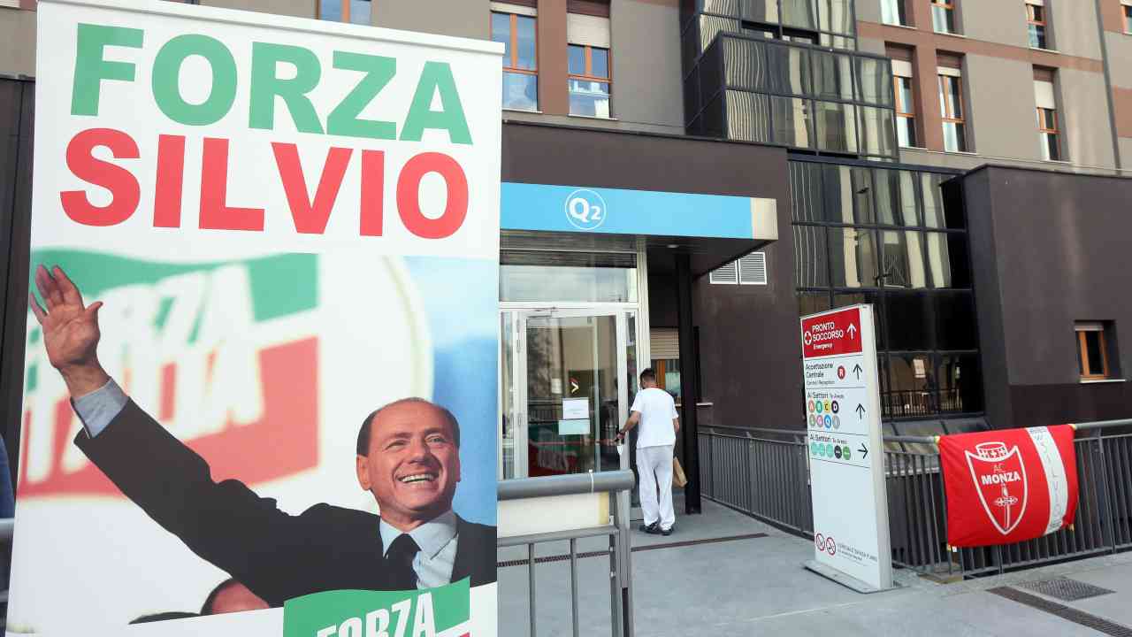 Gli striscioni di affetto fuori dal San Raffaele