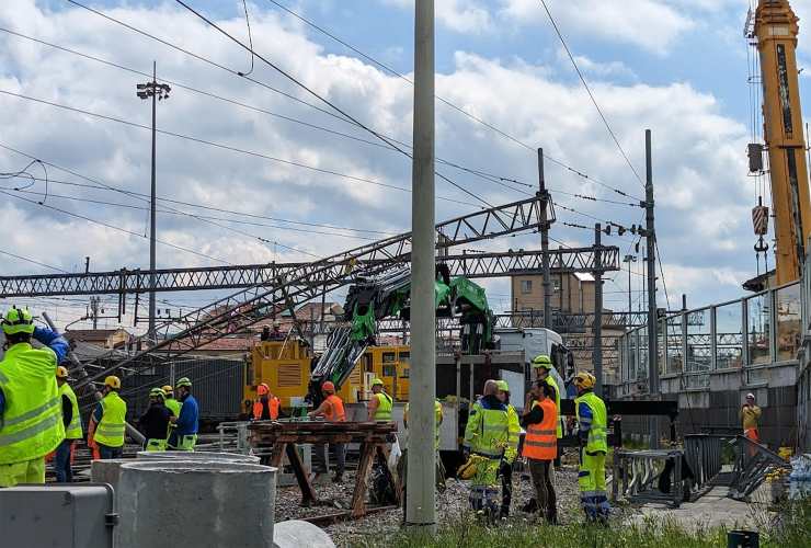 I mezzi per recuperare il treno merci deragliato tra Firenze e Bologna