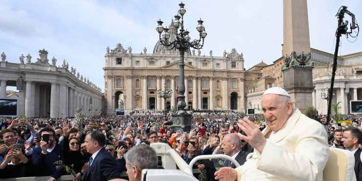 Il Pontefice avvolto dalla folla in Piazza San Pietro