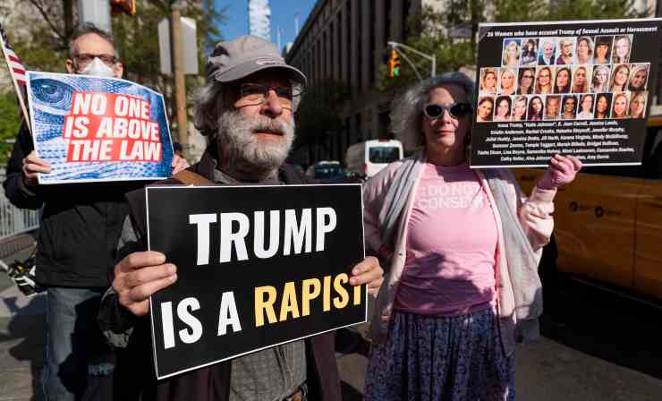 La folla fuori dal Tribunale accusa Trump di stupro