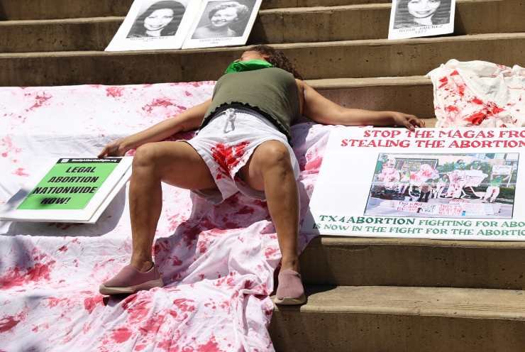 Manifestante contro il divieto di aborto