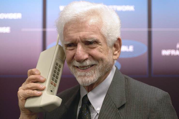 Martin Cooper con uno dei primi cellulari