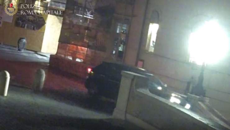 Maserati che scende la scalinata