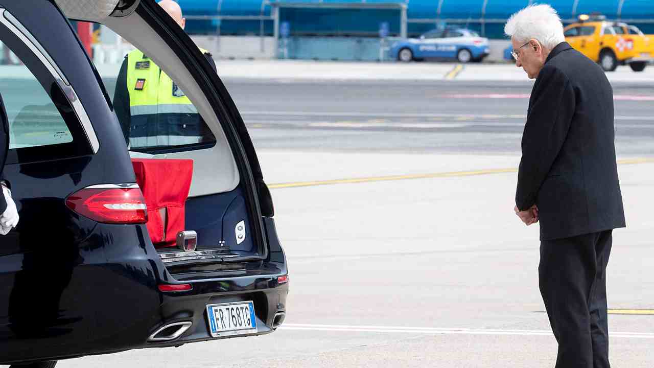 Mattarella accoglie il feretro di Alessandro Parini