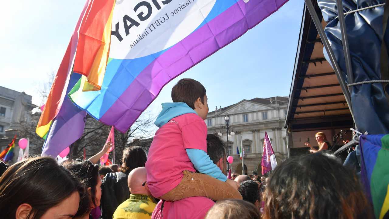 Milano, presidio Giu' le mani dai nostri figli e dalle nostre figlie