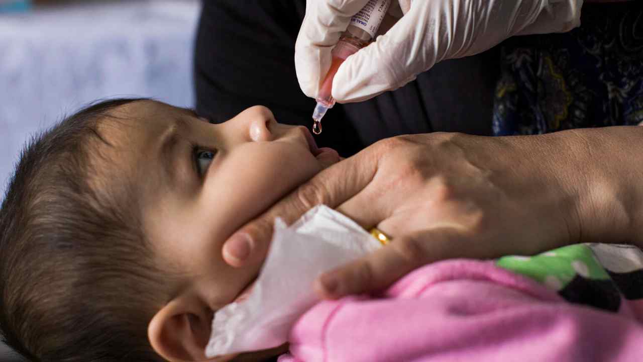Neonato durante la somministrazione di un vaccino