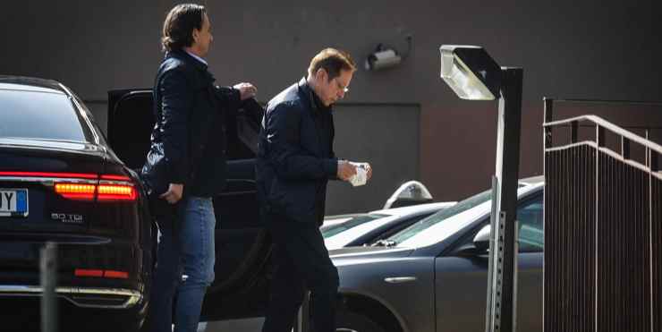 Paolo Berlusconi all'ingresso dell'Ospedale San Raffaele
