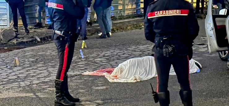 Persona uccisa coperta da un lenzuolo