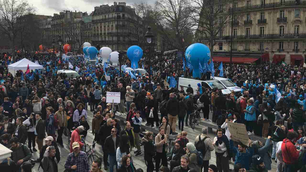 Proteste a Parigi contro la riforma sulle pensioni