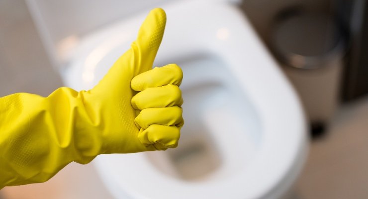 Odstraňte skvrny od moči z toalety