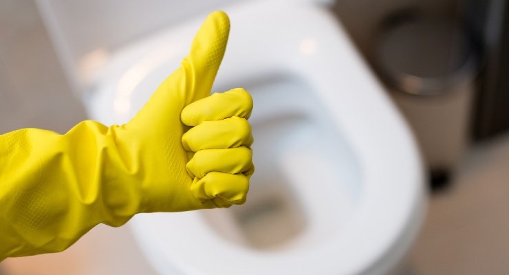 Enlever les taches d'urine des toilettes