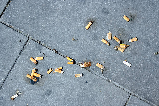 Sigarette per terra nel condominio