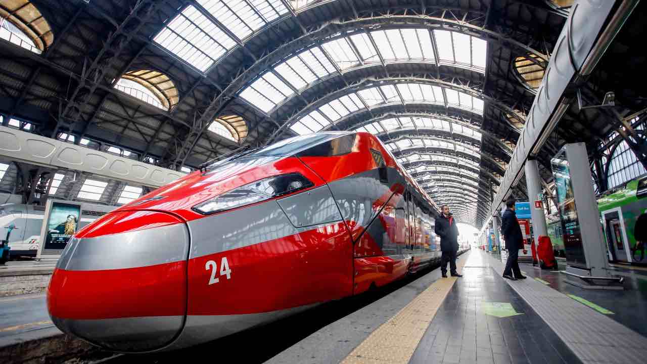 Stazione Centrale a Milano, treno Trenitalia