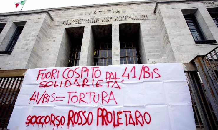 Tribunale, striscione anarchici