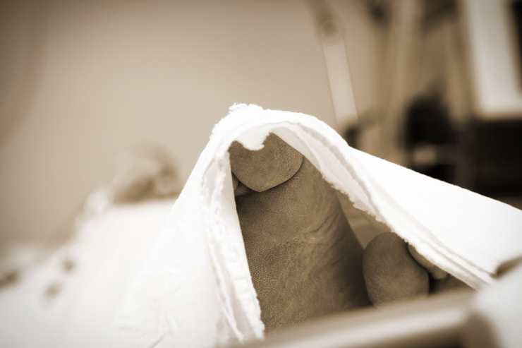 Vittima coperta da un lenzuolo