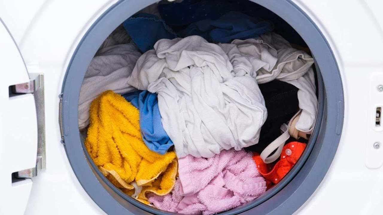 Bucato, ecco quanto tempo i vestiti bagnati possono rimanere in lavatrice