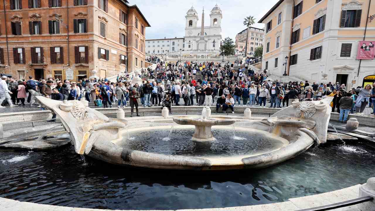 liquido nero nella fontana della Barcaccia