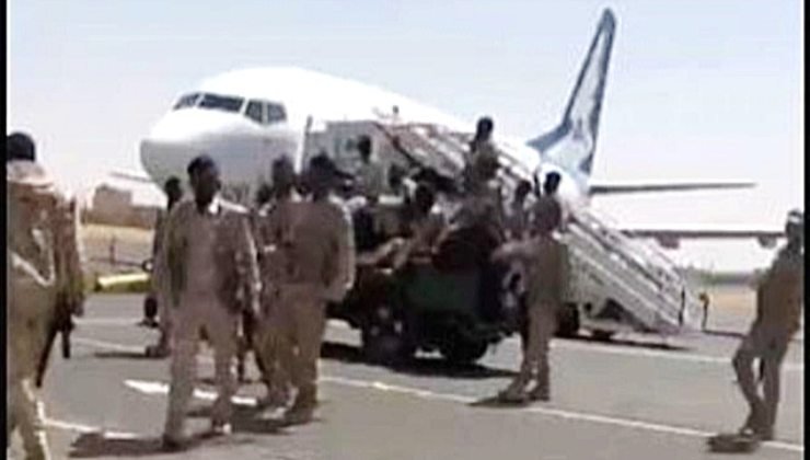 milizie ed esercito in aeroporto in Sudan