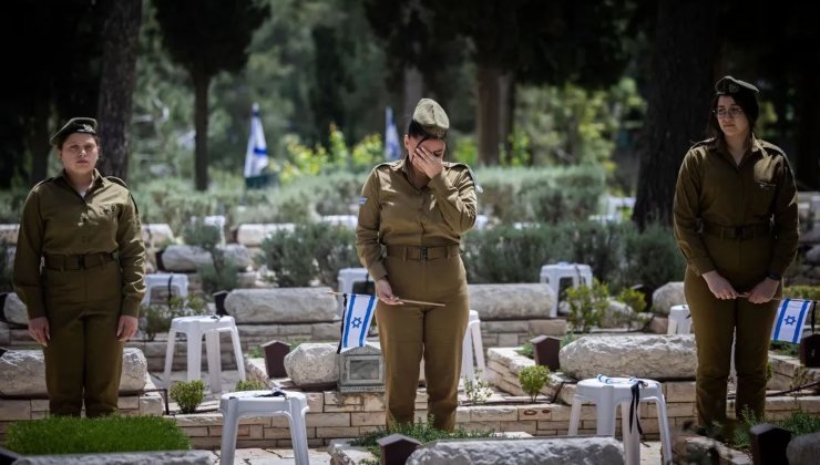 Omaggio ai caduti da parte di soldatesse 