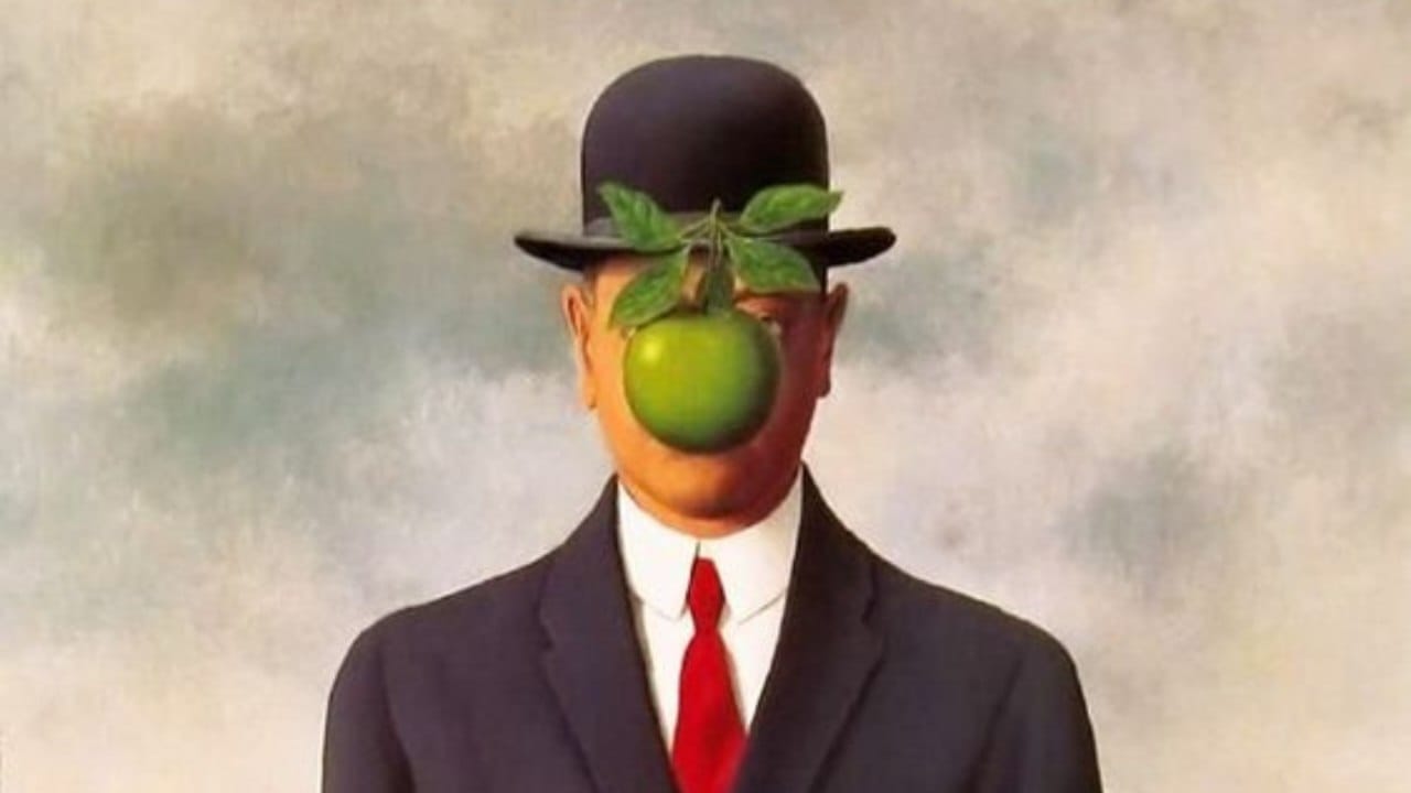 Uomo con il volto coperto da una mela