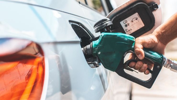 Usare il cellulare facendo benzina 