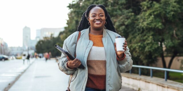 donna che beve caffè