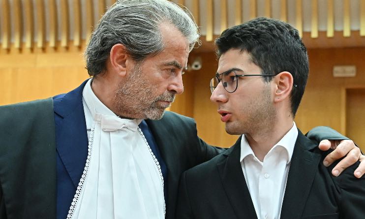 Alex Pompa insieme al legale Claudio Strata