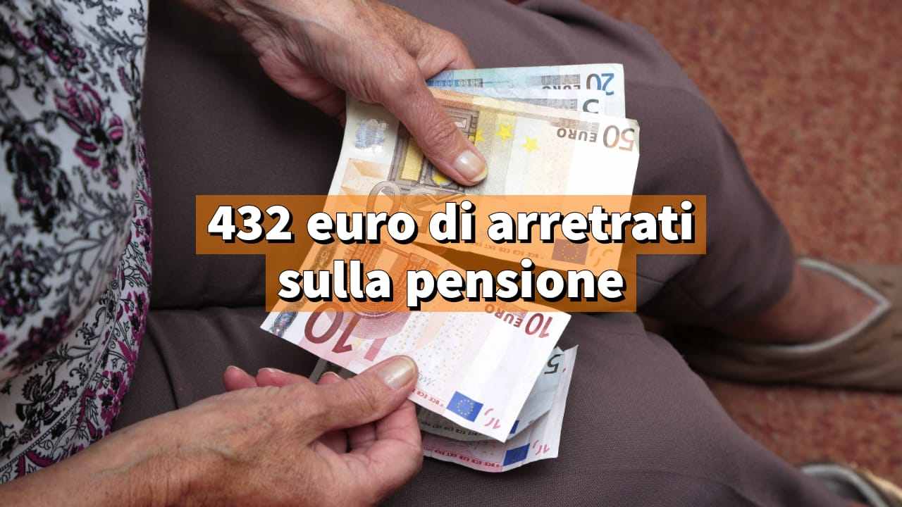 Anziana con soldi in mano