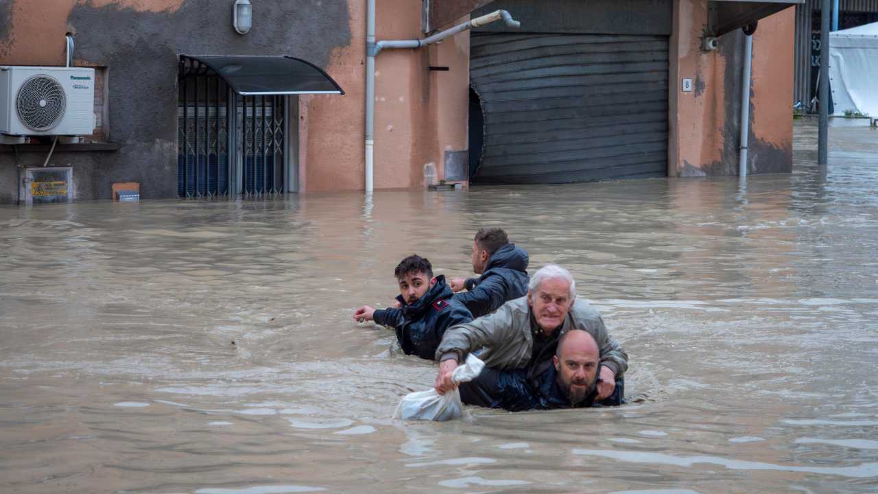 Anziano tratto in salvo dalle autorità