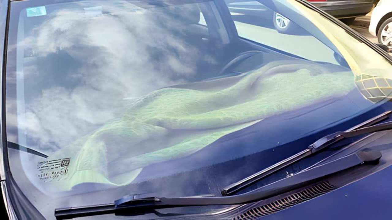 Perché mettere un asciugamano sul parabrezza dell'auto