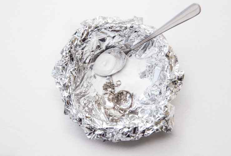 Bicarbonato di sodio, il rimedio per pulire l'argento annerito