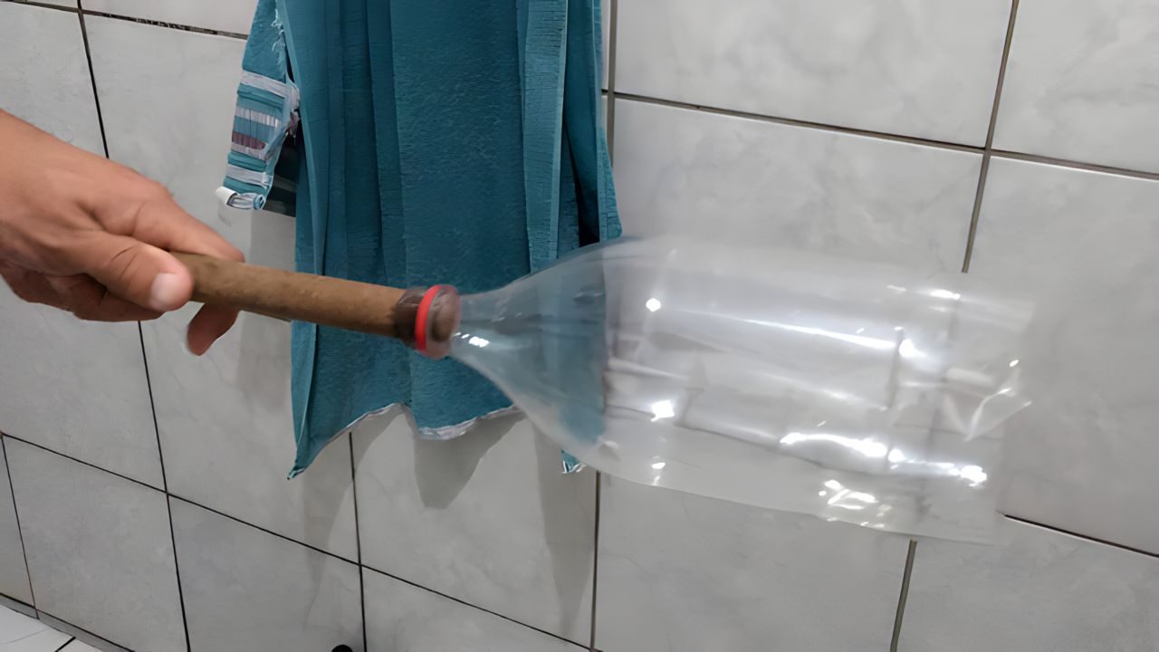 WC intasato: col trucco della scopa il problema lo risolvi nel giro di 10  secondi