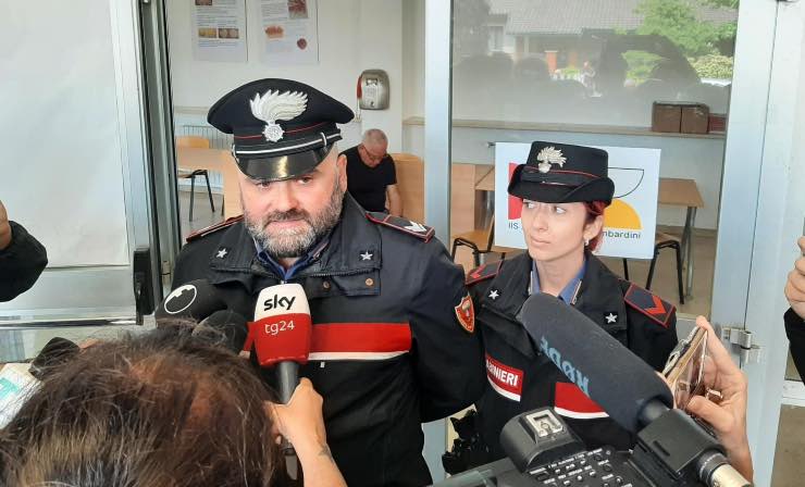 Carabinieri davanti all'Istituto secondario Alessandrini ad Abbiategrasso