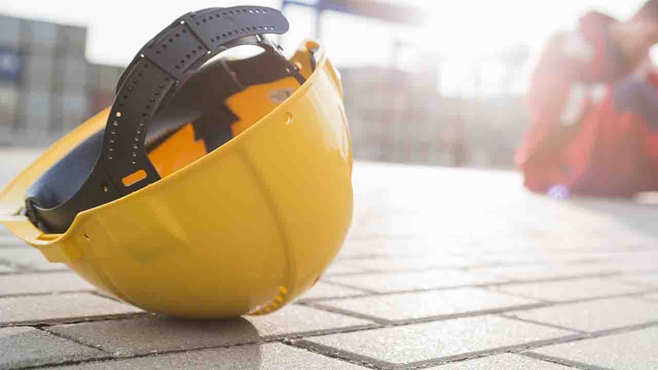 Casco giallo da lavoro