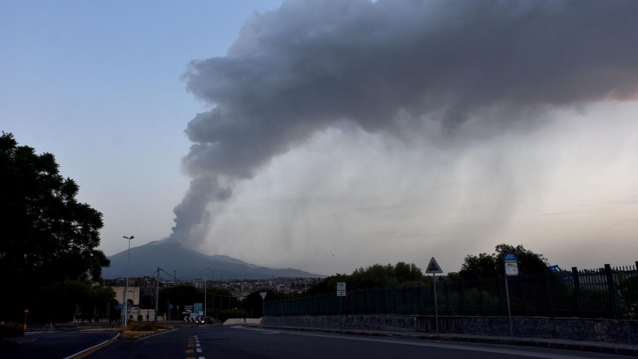 Catania, nube di cenere dall'Etna