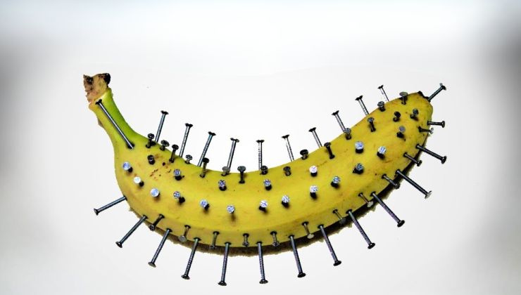 Infila dei chiodi in una banana: ecco cosa accade