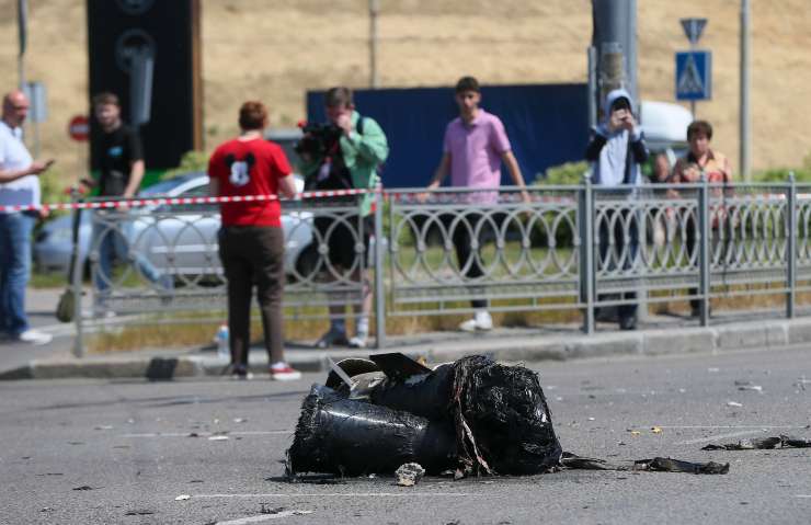 Detrito drone in strada a Kiev
