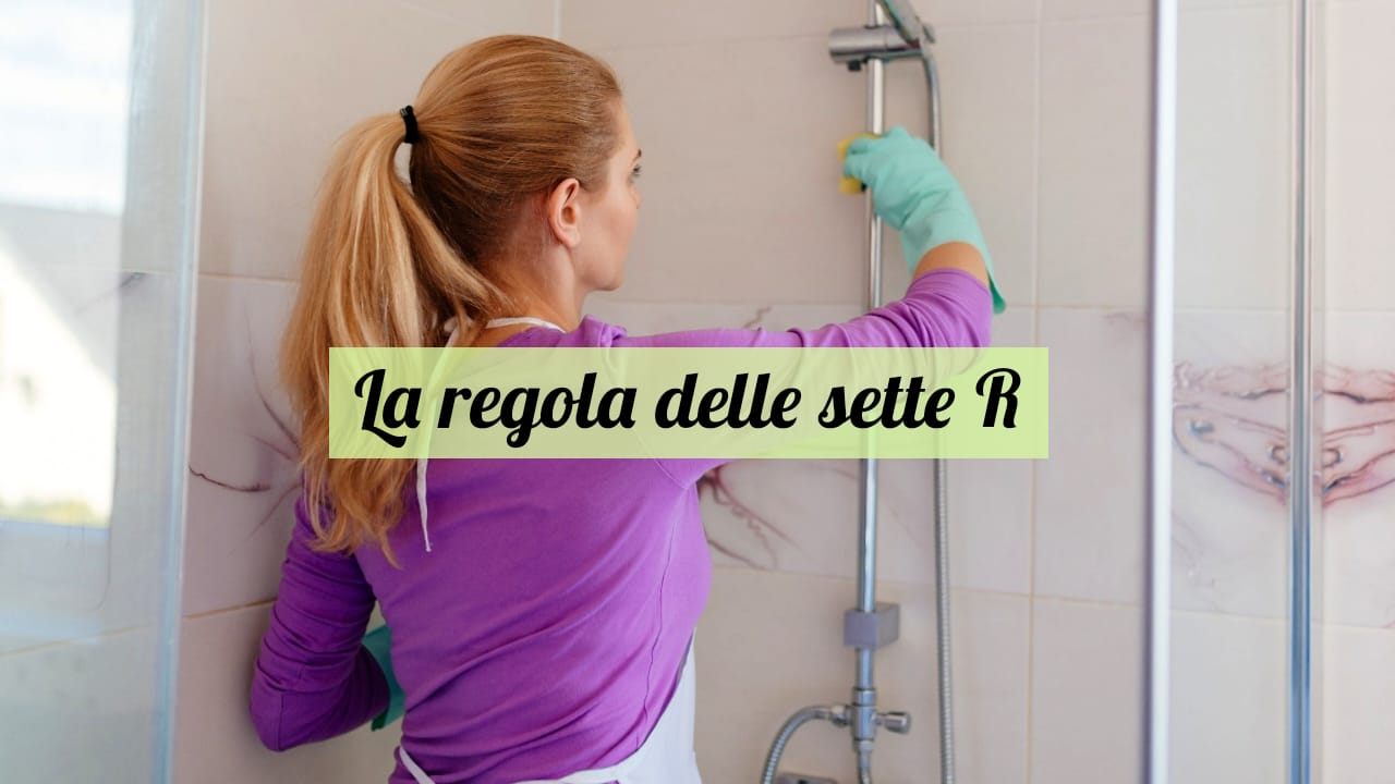 Donna che pulisce il bagno