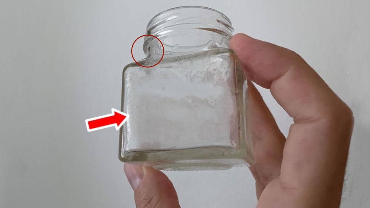 Come eliminare residui appiccicosi dai barattoli di vetro