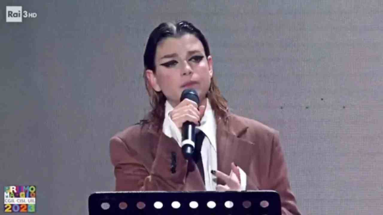 Emma al Concerto del Primo maggio durante la lettura della poesia