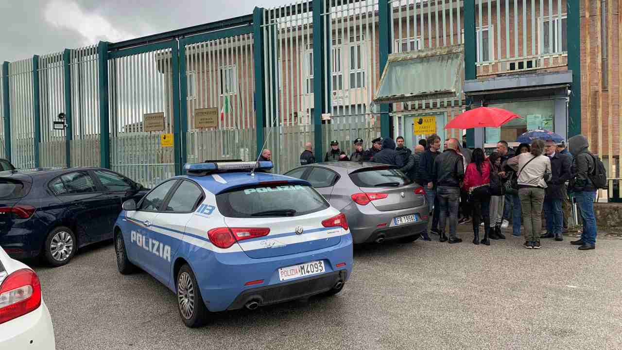 Forze dell'ordine circondano il carcere di Avellino