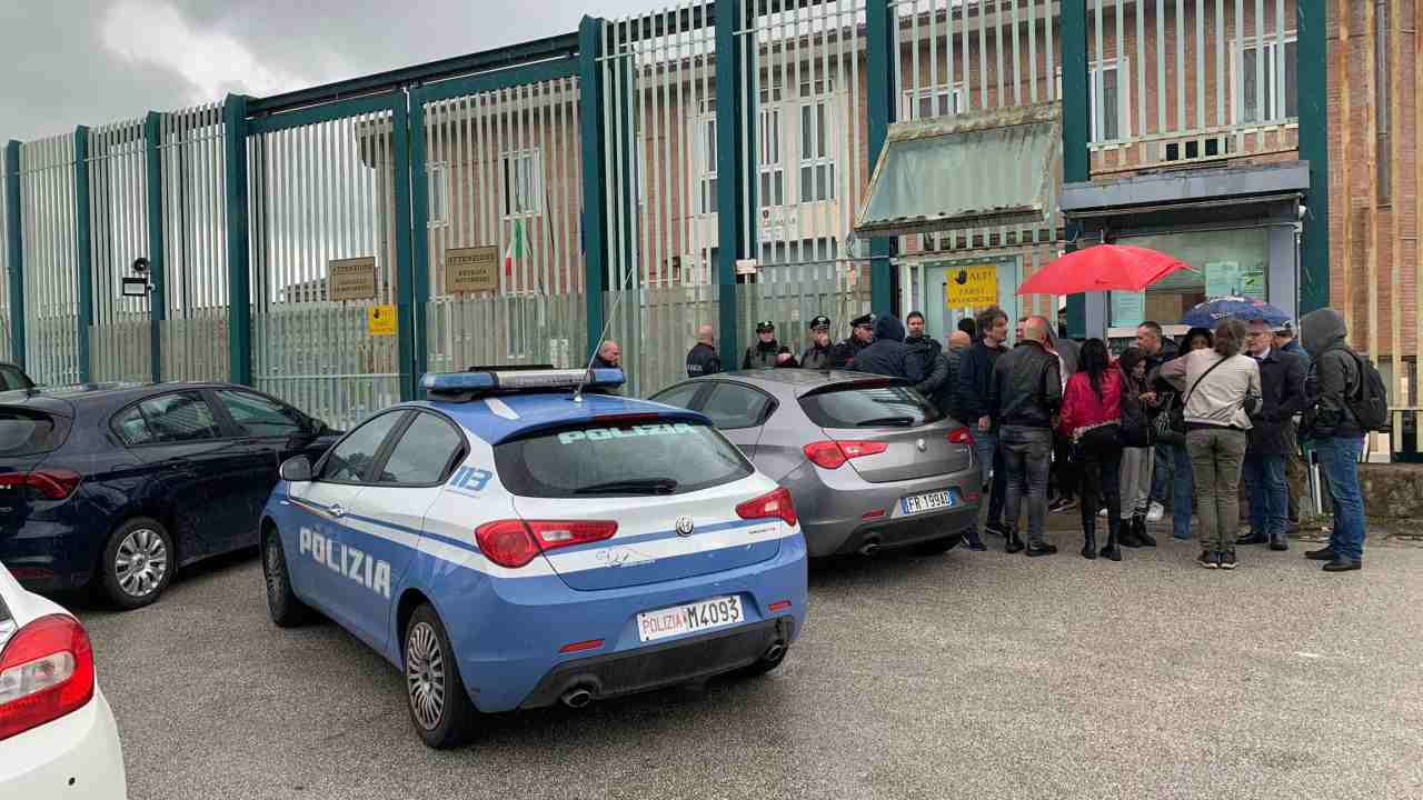 Forze dell'ordine circondano il carcere di Avellino