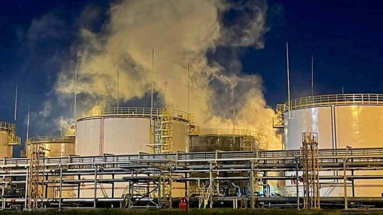 Fumo dalla raffineria di petrolio in Russia